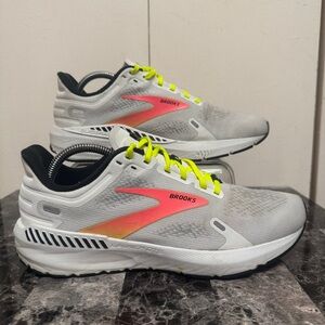 Brooks Launch GTS 9 Athletic Shoes Women Size 10.5 White Pink 1103871D148